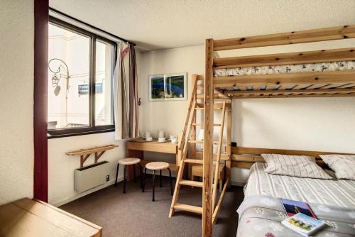ein Schlafzimmer mit einem Etagenbett und einer Leiter in der Unterkunft Résidence Soldanelles A - Appartement spacieux · Proche des pistes · Parking inclus MAE-0374 in Les Menuires