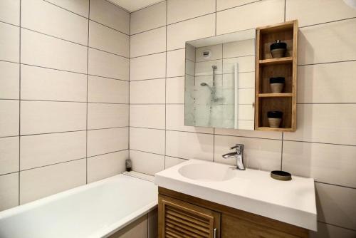 ein Badezimmer mit Waschbecken und Badewanne in der Unterkunft Résidence Soldanelles A - Appartement spacieux · Proche des pistes · Parking inclus MAE-0374 in Les Menuires