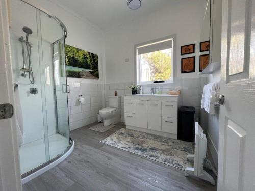 Ένα μπάνιο στο The Lake House, Highgrove- Quiet secluded comfort