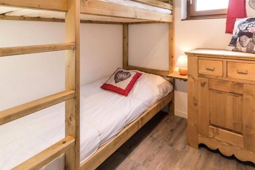 - une petite chambre avec 2 lits superposés et un comptoir dans l'établissement Résidence Ski Soleil - Appartement spacieux · Départ ski aux pieds · Balcon vue sur les pistes MAE-0544, aux Menuires
