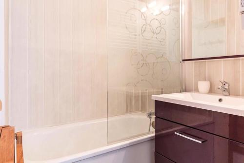 une salle de bain avec une baignoire, un lavabo et une douche dans l'établissement Résidence Ski Soleil - Appartement spacieux · Départ ski aux pieds · Balcon vue sur les pistes MAE-0544, aux Menuires