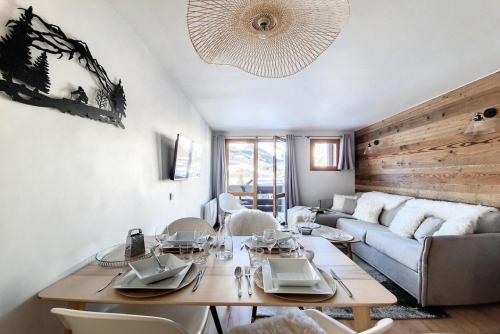 un salon avec une table et un canapé dans l'établissement Résidence Hors Piste - Appartement rénové en duplex · Au pied des pistes · Balcon MAE-0494, à Saint-Martin-de-Belleville