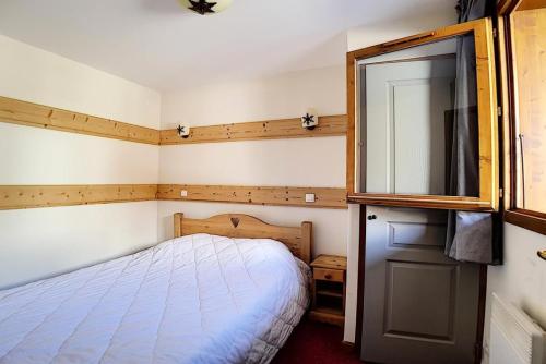 a small bedroom with a bed and a mirror at Résidence Les Cristaux - Appartement spacieux & rénové · Proche des pistes · Sauna · Hammam · WIFI · Balcon MAE-0534 in Levassaix