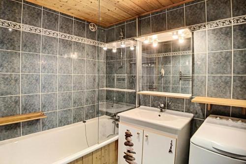 une salle de bain avec un lavabo, une baignoire et des toilettes dans l'établissement Résidence Grande Masse - Appartement entièrement rénové · Départ et retour skis aux pieds · Balcon MAE-0634, aux Menuires