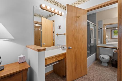 ディロンにあるEast Bay Condos 111の洗面台とトイレ付きのバスルーム