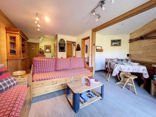 un salon avec un canapé et une table dans l'établissement Résidence Balcons De Tougnette - Appartement lumineux et spacieux · Proche des pistes · Balcon MAE-0744, à Saint-Martin-de-Belleville