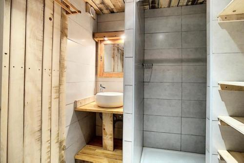 une salle de bain avec un lavabo sur une table en bois dans l'établissement Résidence Caron - Bel appartement entièrement rénové en 2016 MAE-0784, aux Menuires