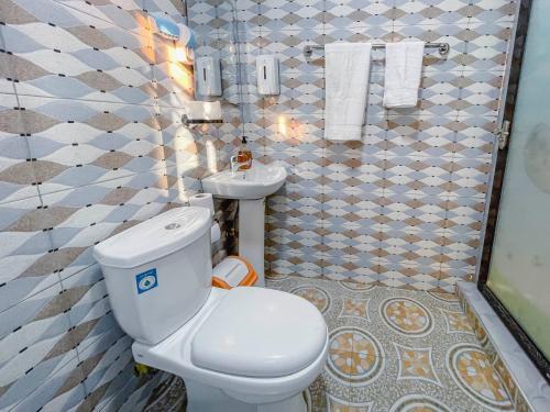 Ένα μπάνιο στο Caroline Appt -spacious deluxe 2 bedroom appt