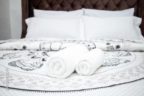 Ένα ή περισσότερα κρεβάτια σε δωμάτιο στο Caroline Appt -spacious deluxe 2 bedroom appt