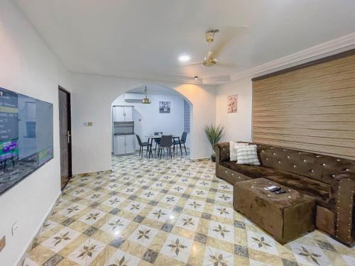 Μια τηλεόραση ή/και κέντρο ψυχαγωγίας στο Caroline Appt -spacious deluxe 2 bedroom appt