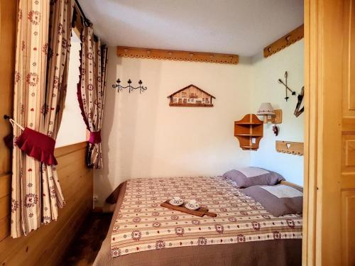 - une chambre avec un lit et une table dans l'établissement Résidence Boedette A - Appartement confortable · Départ et retour skis aux pieds · Balcon MAE-1004, aux Menuires