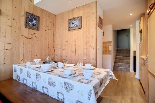 une table avec un chiffon de table blanc dans l'établissement Résidence Les Lauzes - Appartement duplex lumineux · Au pied des pistes · Balcon MAE-0974, aux Menuires