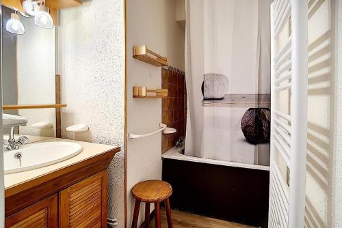 une salle de bain avec un lavabo, une baignoire et des toilettes dans l'établissement Résidence Ski Soleil - Appartement lumineux · Départ ski aux pieds · Terrasse MAE-1054, aux Menuires