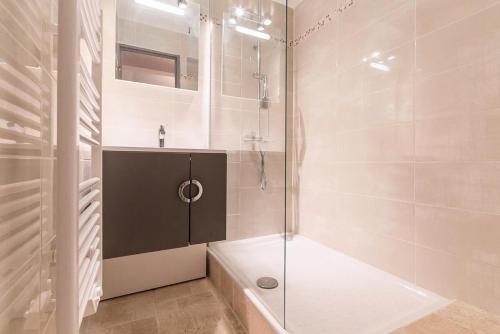 une salle de bain avec une douche, un lavabo et une baignoire dans l'établissement Résidence Boedette A - Appartement rénové · Départ et retour skis aux pieds · Balcon vue montagnes MAE-1114, aux Menuires