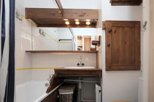 une salle de bain avec un lavabo et une baignoire dans l'établissement Résidence Necou - Appartement agréable et lumineux · Proche des pistes · Balcon MAE-1154, aux Menuires