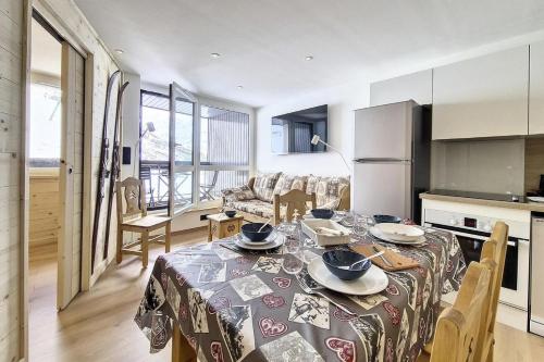 une cuisine et une salle à manger avec une table et des chaises dans l'établissement Résidence Soldanelles B - Appartement entièrement rénové · Au pieds des pistes · Parking inclus MAE-1174, aux Menuires