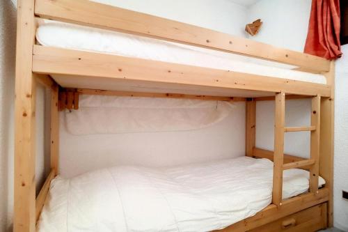 - 2 lits superposés dans un dortoir avec une échelle dans l'établissement Résidence Asters C6 - Studio lumineux · Accès direct aux pistes · Balcon vue sur pistes MAE-1184, aux Menuires