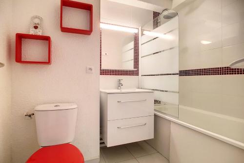 une salle de bain avec toilettes, lavabo et miroir dans l'établissement Résidence Median - 2 Pièces pour 4 Personnes 204, aux Menuires