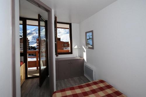- une chambre avec vue sur une montagne enneigée dans l'établissement Résidence Boedette D - Appartement rénové · Départ et retour skis aux pieds · Balcon MAE-1214, aux Menuires