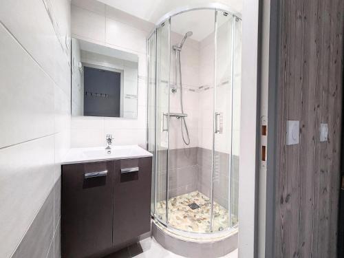 une salle de bain avec douche et lavabo dans l'établissement Résidence Villaret - Appartement rénové et moderne · Au pied des pistes · Balcon MAE-1224, aux Menuires