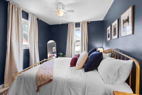 una camera da letto con un letto con cuscini di The Hideaway on Hazel- Luxury Smart Home w Hot Tub ad Ames