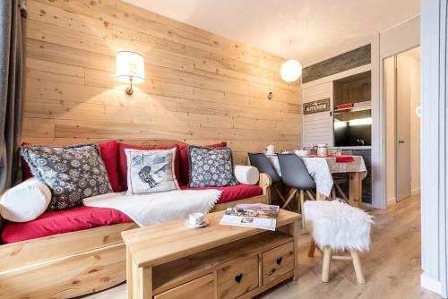 un salon avec un canapé rouge et une table dans l'établissement Résidence Soldanelles A - Deux pièces 4 pers clois 28 m² balcon SUD OUEST MAE-1264, aux Menuires