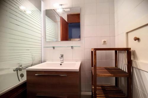une salle de bain avec un lavabo et un miroir dans l'établissement Résidence Danchet - Studio agréable · Départ et retour ski aux pieds · Balcon MAE-1334, aux Menuires