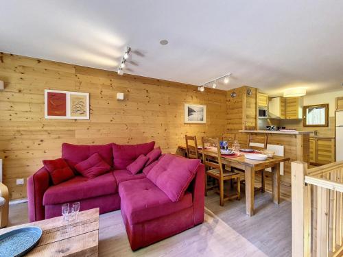 un salon avec un canapé violet et une table dans l'établissement Résidence Charmettes - Appartement en duplex spacieux · Au pied des pistes · Balcon MAE-1354, à Saint-Martin-de-Belleville