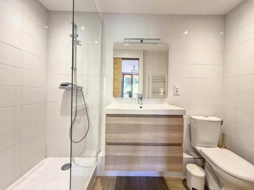 une salle de bain avec une douche, un lavabo et des toilettes dans l'établissement Résidence Charmettes - Appartement en duplex spacieux · Au pied des pistes · Balcon MAE-1354, à Saint-Martin-de-Belleville