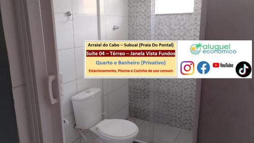 a sign for a bathroom with a toilet in a room at Arraial do Cabo – Subuai Village - Aluguel Econômico in Arraial do Cabo