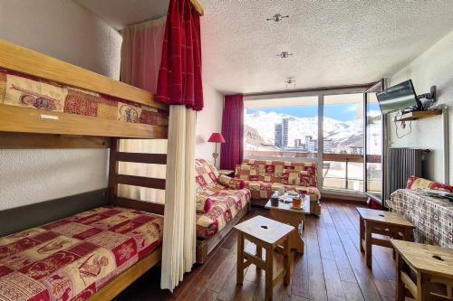 une chambre avec un lit superposé et un salon dans l'établissement Résidence Chaviere - Studio lumineux · Ski aux pieds · Balcon sud MAE-1544, aux Menuires