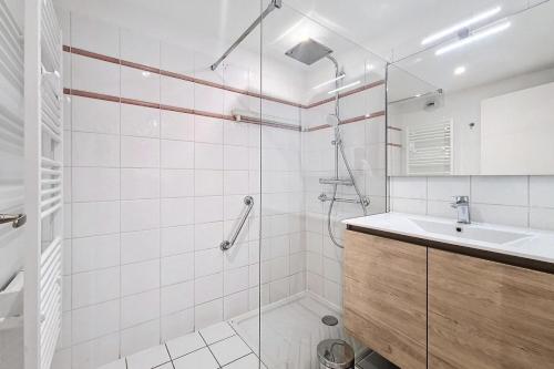 une salle de bain avec douche et lavabo dans l'établissement Résidence Alpages De Reberty - Appartement rénové et lumineux· Proche des pistes · Balcon · Piscine MAE-1674, aux Menuires