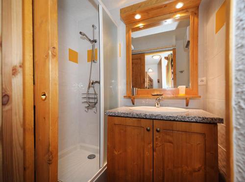 une salle de bain avec un lavabo et une douche dans l'établissement Résidence Cote Brune - Studio duplex lumineux · Départ et retour ski aux pieds · Balcon MAE-1704, aux Menuires