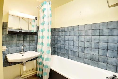 une salle de bain avec un lavabo et une baignoire dans l'établissement Résidence Le Sorbier - Appartement lumineux · Départ et retour skis aux pieds · Vue sur les pistes MAE-1714, aux Menuires