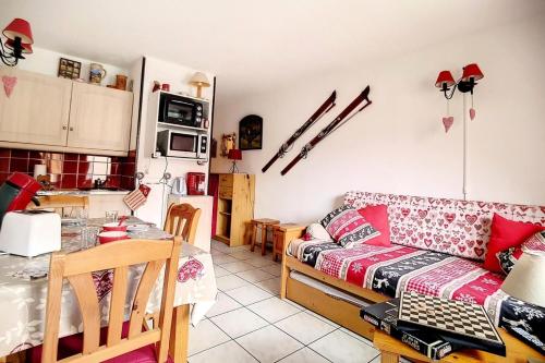 un salon avec un canapé et une cuisine dans l'établissement Résidence Asters B3 - Studio cabine agréable · Proche des pistes · Balcon MAE-1724, aux Menuires