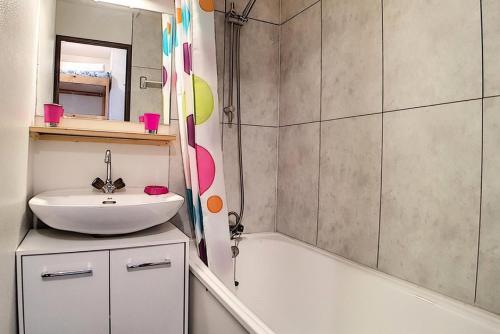 une salle de bain avec un lavabo, une baignoire et une douche dans l'établissement Résidence Astragales - Studio agréable et fonctionnel · Proche des pistes · Balcon MAE-1744, aux Menuires