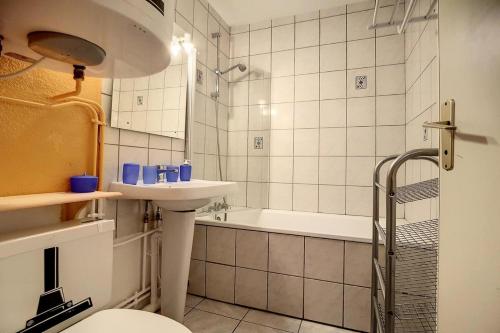 une salle de bain avec un lavabo, une baignoire et des toilettes dans l'établissement Résidence Asters B3 - Studio cabine agréable · Proche des pistes · Balcon MAE-1724, aux Menuires