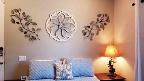 Private Casita in the Heart of Palm Desertにあるベッド
