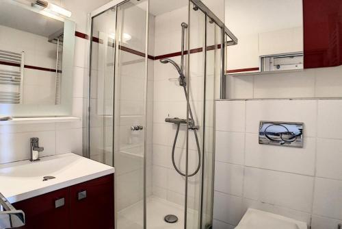 une salle de bain avec une douche, des toilettes et un lavabo dans l'établissement Résidence Dorons - Studio rénové · Centre station · Balcon MAE-1904, aux Menuires