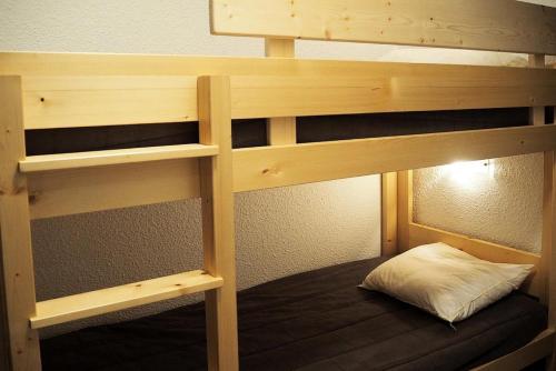 - un lit superposé avec un oreiller sur la couchette inférieure dans l'établissement Résidence Median - Studio rénové · Proche des pistes · Balcon MAE-1934, aux Menuires
