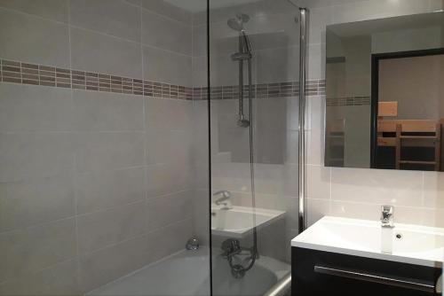 une salle de bain avec une douche, un lavabo et une baignoire dans l'établissement Résidence Median - Studio rénové · Proche des pistes · Balcon MAE-1934, aux Menuires
