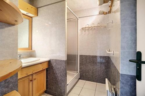 une salle de bain avec douche et lavabo dans l'établissement Résidence Burons - Appartement spacieux · Ski aux pieds · Balcon MAE-2154, aux Menuires