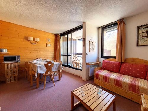 un salon avec un canapé et une table dans l'établissement Résidence Coryles A - Appartement spacieux · A deux pas des pistes · Balcon MAE-2174, aux Menuires