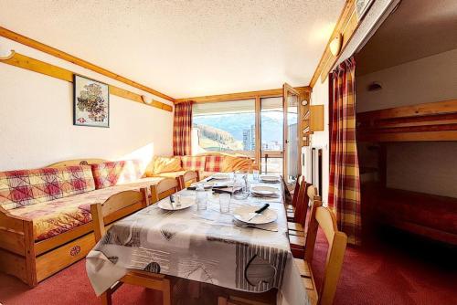 un salon avec une table et un canapé dans l'établissement Résidence Chaviere - Studio lumineux · Ski aux pieds · Balcon MAE-2224, aux Menuires