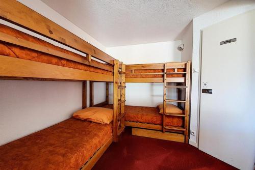 - 2 lits superposés dans une petite chambre avec une porte dans l'établissement Résidence Chaviere - Studio lumineux · Ski aux pieds · Balcon MAE-2224, aux Menuires