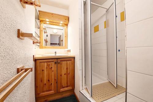 une salle de bain avec un lavabo et une douche dans l'établissement Résidence Chaviere - Studio lumineux · Ski aux pieds · Balcon MAE-2224, aux Menuires