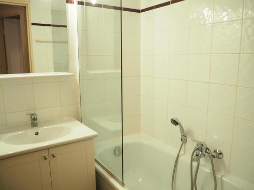 une salle de bain avec douche et lavabo dans l'établissement Résidence Median - Appartement confortable · Proche des pistes · Balcon MAE-2334, aux Menuires
