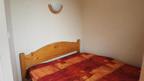 - une petite chambre avec un lit en bois dans l'établissement Résidence Median - Appartement confortable · Proche des pistes · Balcon MAE-2334, aux Menuires