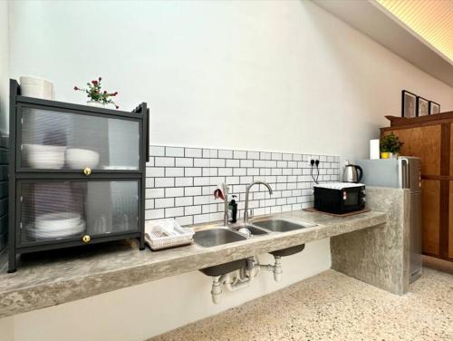 Una cocina o zona de cocina en Merdeka House, Bentong