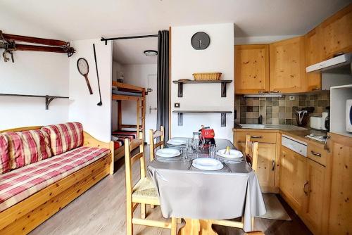 une cuisine avec une table et un canapé dans l'établissement Résidence Ski Soleil - Appartement fonctionnel · Départ ski aux pieds · Balcon loggia ouest MAE-2344, aux Menuires